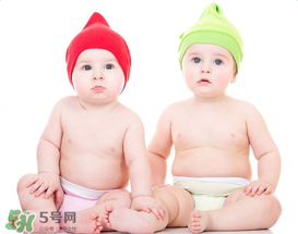 如何判斷新生兒已經(jīng)吃飽？新生兒吃飽了有什么表現(xiàn)？
