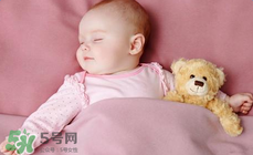 如何判斷新生兒已經(jīng)吃飽？新生兒吃飽了有什么表現(xiàn)？