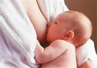 哺乳期奶水有血是什么原因？哺乳期奶水有血能喂奶嗎？