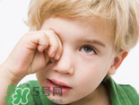 寶寶總是拿手揉眼睛是怎么了？寶寶眼睛癢怎么處理？
