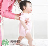 寶寶一歲多了還不會走路怎么辦？寶寶走路晚是什么原因造成的