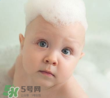 寶寶頭皮上的污垢可以摳掉嗎？寶寶頭上的頭垢該怎么處理？