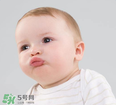 寶寶頭皮上的污垢可以摳掉嗎？寶寶頭上的頭垢該怎么處理？