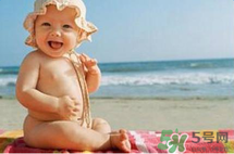 夏日海邊寶寶游泳怎么防曬？海邊親子游泳防曬注意事項(xiàng)