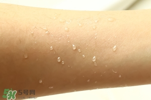 ajuste防曬噴霧哪個顏色好？ajuste防曬噴霧藍色綠色白色區(qū)別