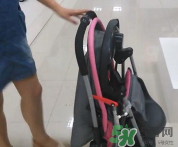 好孩子?jì)雰很?chē)怎么折疊？好孩子?jì)雰很?chē)折疊步驟圖