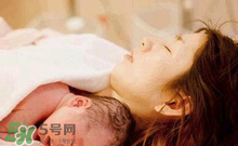 產(chǎn)后皮膚干燥起皮又很癢是怎么回事？生完小孩后皮膚特干怎么辦？