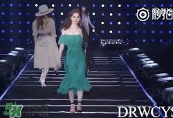 穿著高跟鞋翻跟頭走t臺模特同款綠色裙子是什么牌子？