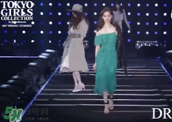 穿著高跟鞋翻跟頭走t臺模特同款綠色裙子是什么牌子？
