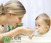 嬰兒吃魚肝油能打預防針嗎？嬰兒吃魚肝油影不影響打預防針？