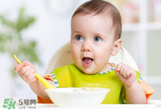 寶寶吃米粉拉綠便便怎么回事？寶寶吃米粉拉綠色要緊嗎？
