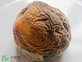 ?桃子發(fā)霉了還可以吃嗎？吃了發(fā)霉的桃子怎么辦？