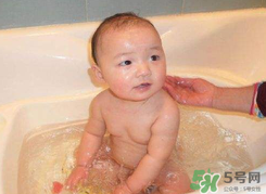 夏天嬰兒洗澡水溫多少度合適？夏天嬰兒洗澡水溫需要多少度？