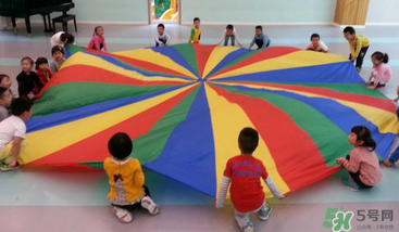 餃子在幼兒園玩的游戲叫什么？彩虹傘的捕魚游戲怎么玩？