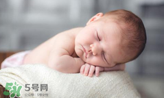 夏天寶寶可以穿開襠褲嗎？寶寶穿開襠褲有什么危害嗎？