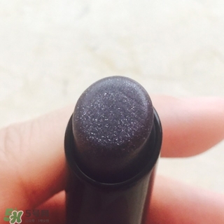 嬌蘭小黑裙007顯色嗎？嬌蘭小黑裙007適合唇色淺的嗎？