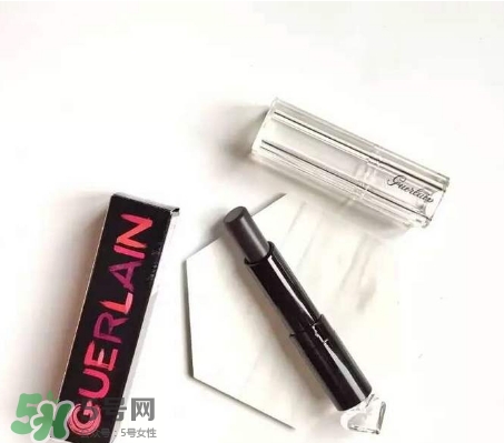 嬌蘭小黑裙007顯色嗎？嬌蘭小黑裙007適合唇色淺的嗎？