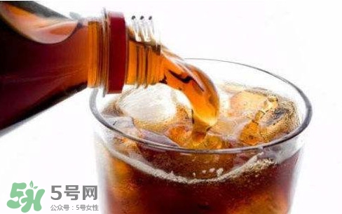 為什么喝碳酸飲料打嗝嗆鼻子？碳酸飲料為什么會(huì)冒泡