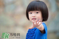什么原因?qū)е潞⒆有愿駜?nèi)向？孩子性格內(nèi)向該怎么辦？