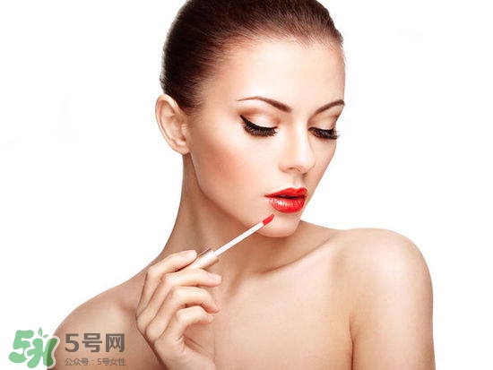 哺乳期能不能涂口紅呢？哺乳期涂口紅對(duì)寶寶有危害嗎？