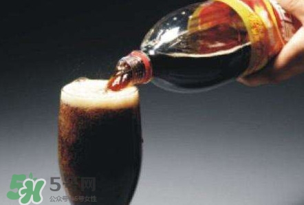 為什么喝碳酸飲料打嗝嗆鼻子？碳酸飲料為什么會(huì)冒泡