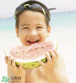 夏天寶寶能不能吃冰西瓜呢？冰西瓜寶寶能吃嗎？