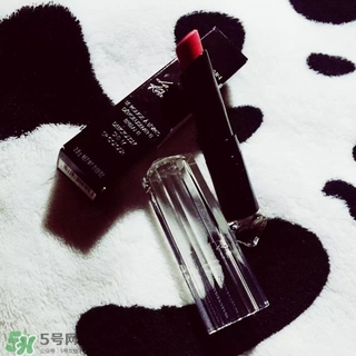 嬌蘭小黑裙唇膏061和002哪個好? 嬌蘭小黑裙唇膏061和002哪個好?