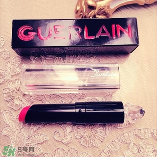 嬌蘭小黑裙唇膏061和002哪個好? 嬌蘭小黑裙唇膏061和002哪個好?