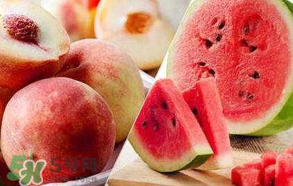 桃子和西瓜一起吃會(huì)中毒嗎？桃子和西瓜能一起吃嗎？