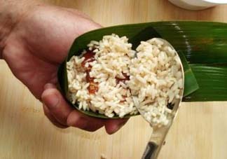 包粽子是生米還是熟米？包粽子的米是煮的還是生的？