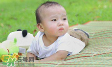 夏天寶寶睡覺穿什么好？夏天寶寶睡覺能光著睡嗎？