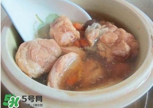 鱷魚肉燉湯要去皮嗎？鱷魚肉煲湯新鮮的好還是干的好
