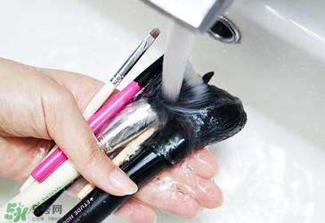 ?ukiss悠珂思和大創(chuàng)粉撲清洗劑哪個好？悠珂思和大創(chuàng)清洗劑對比