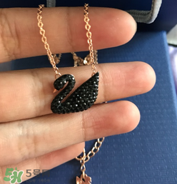施華洛世奇黑天鵝是什么材質？施華洛世奇黑天鵝是水晶嗎？