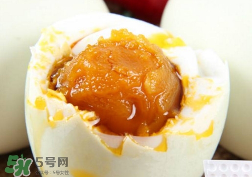 咸鴨蛋為什么會(huì)出油？咸鴨蛋為什么有油