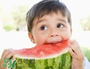 寶寶發(fā)燒時能吃西瓜嗎？寶寶咳嗽能不能吃西瓜？