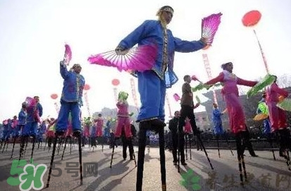 游百病是什么意思？為什么要在端午節(jié)游百?。?></p><p>男女老幼往野外游玩， 穿新衣， 在中午一時(shí)左右， 路上山上或樹(shù)下擠滿人群，手抱花草， 非?？鞓?lè)。晚上回家將花草和水煮開(kāi)洗澡，老年人稱為“游百病”及“洗百病”，不出去游百病及洗百病的人，一年到頭就不會(huì)獲得吉利。</p><h3>哪些地方舉行游百病</h3><p>“游百病”流行甚廣，在四川、陜西、貴州等地都有較大的影響力，是通過(guò)四處游走散步祈求身體健康的一種傳統(tǒng)民俗活動(dòng)。2013年，四川閬中“游百病”成功申請(qǐng)“中國(guó)體育非物質(zhì)文化遺產(chǎn)”，讓全國(guó)人民對(duì)“游百病”有了初步的了解，但事實(shí)上 ，“游百病”在各地區(qū)是不盡相同的。</p><p>四川閬中市的游百病活動(dòng)是在每年的正月十六舉行。這一天，家家戶戶都會(huì)走到戶外，或游走，或登高，以祈禱來(lái)年百病消。</p><p style=