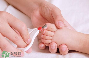 寶寶指甲多久剪一次？寶寶指甲多大可以剪？