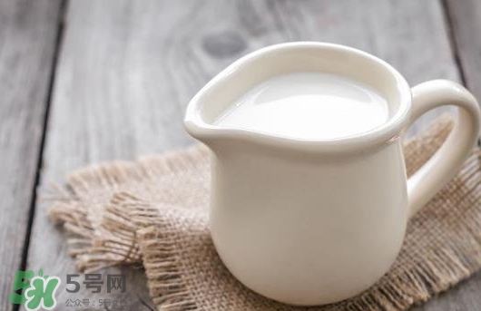 胃脹氣可以喝牛奶嗎？胃脹氣喝牛奶會(huì)怎樣？