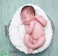 嬰兒吃藥后多久可以吃奶？嬰兒吃藥后多久可以喝奶粉？