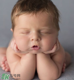 嬰兒吃藥后多久可以吃奶？嬰兒吃藥后多久可以喝奶粉？