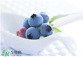 藍莓和牛奶可以一起吃嗎？吃完藍莓可以喝牛奶嗎？