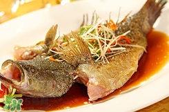 鱸魚(yú)怎么做好吃又簡(jiǎn)單？清蒸鱸魚(yú)的做法