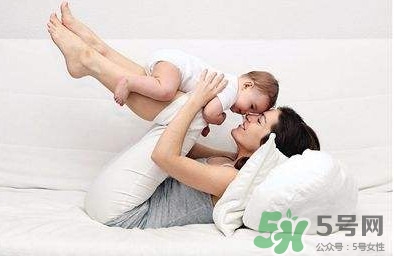 母乳喂養(yǎng)要喂水嗎？純母乳喂養(yǎng)要不要喂水？