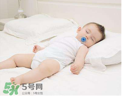 夏天寶寶需要穿襪子睡覺嗎？寶寶夏天睡覺要穿襪子嗎？