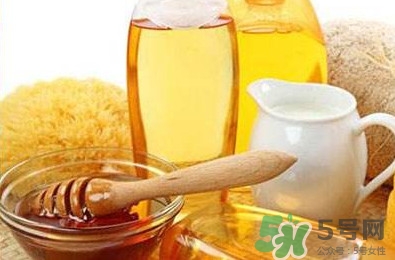 吃螃蟹可以喝蜂蜜水嗎？吃螃蟹能喝橙汁嗎？