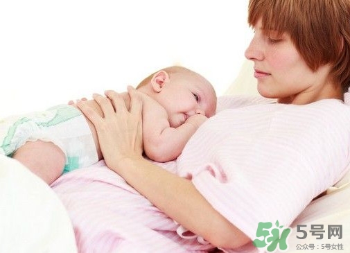 母乳喂養(yǎng)要喂水嗎？純母乳喂養(yǎng)要不要喂水？