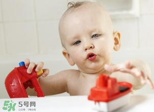 嬰兒浴盆是帶浴網(wǎng)還還是帶浴板好？嬰兒浴盆什么款式好？
