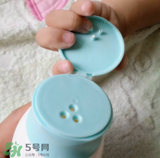 爽身粉可以擦臉上嗎？臉上可不可以涂爽身粉？