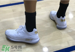 under armour curry 4 low低幫版白金配色上腳怎么樣？